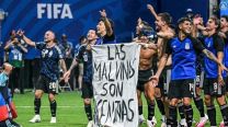 La Selección Argentina celebró el triunfo ante Inglaterra con una bandera reivindicativa de las Islas Malvinas