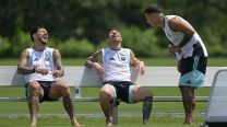 Leandro Paredes, Lionel Messi y Enzo Fernández se ríen durante un entrenamiento en el Centro de Entrenamiento antes de la final del Mundial 2026 entre España y Argentina