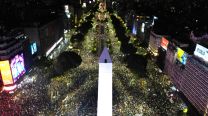 los aficionados celebran la victoria de Argentina sobre Inglaterra en el partido de semifinales de la Copa Mundial de la FIFA 2026, frente al Obelisco en Buenos Aires, el 15 de julio de 2026