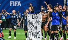La Selección Argentina celebró el triunfo ante Inglaterra con una bandera reivindicativa de las Islas Malvinas