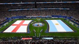 Argentina a la final del Mundial. Pantallazos de una fiesta inolvidable por la victoria ante Inglaterra, que incluyó una bandera "Las Malvinas son argentina".