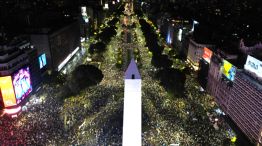 los aficionados celebran la victoria de Argentina sobre Inglaterra en el partido de semifinales de la Copa Mundial de la FIFA 2026, frente al Obelisco en Buenos Aires, el 15 de julio de 2026