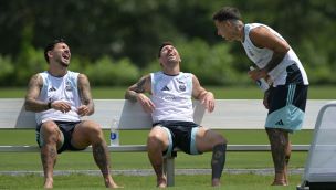 Leandro Paredes, Lionel Messi y Enzo Fernández se ríen durante un entrenamiento en el Centro de Entrenamiento antes de la final del Mundial 2026 entre España y Argentina