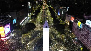 los aficionados celebran la victoria de Argentina sobre Inglaterra en el partido de semifinales de la Copa Mundial de la FIFA 2026, frente al Obelisco en Buenos Aires, el 15 de julio de 2026
