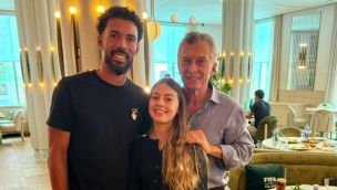 Mauricio Macrio con su hija Antonia Macri y Vozinha, arquero de Cabo Verde