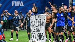 La Selección Argentina celebró el triunfo ante Inglaterra con una bandera reivindicativa de las Islas Malvinas