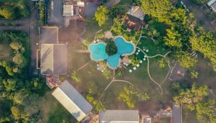 Vacaciones de invierno en Iguazú: familias disfrutando de los jardines de Iguazú Grand