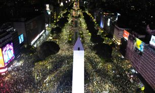 los aficionados celebran la victoria de Argentina sobre Inglaterra en el partido de semifinales de la Copa Mundial de la FIFA 2026, frente al Obelisco en Buenos Aires, el 15 de julio de 2026