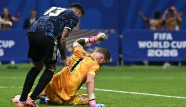 Cuti Romero y el arquero inglés Jordan Pickford
