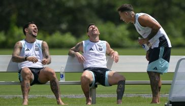 Leandro Paredes, Lionel Messi y Enzo Fernández se ríen durante un entrenamiento en el Centro de Entrenamiento antes de la final del Mundial 2026 entre España y Argentina