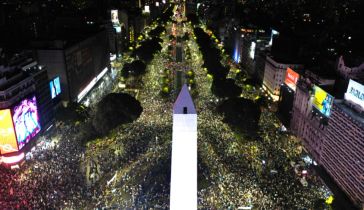 los aficionados celebran la victoria de Argentina sobre Inglaterra en el partido de semifinales de la Copa Mundial de la FIFA 2026, frente al Obelisco en Buenos Aires, el 15 de julio de 2026