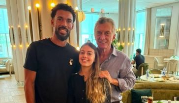 Mauricio Macrio con su hija Antonia Macri y Vozinha, arquero de Cabo Verde