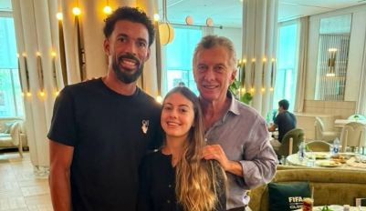 Mauricio Macrio con su hija Antonia Macri y Vozinha, arquero de Cabo Verde