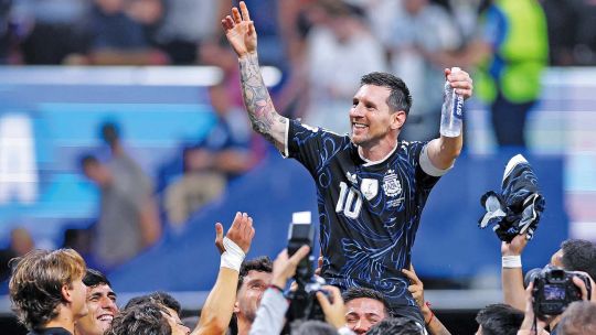 Argentina venció a Inglaterra y jugará la final del Mundial contra España: descargá gratis la edición histórica de PERFIL