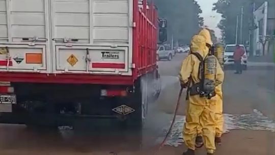Derrame de ácido nítrico en Villa María: un camión perdió 1.000 litros y desplegaron un amplio operativo de emergencia