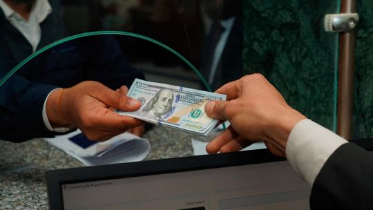 El dólar encontró un respiro, pero los analistas advierten que la calma podría durar poco