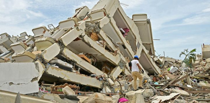 Familiares de personas desaparecidas buscan cuerpos entre los escombros de un edificio derrumbado en Caraballeda, estado de La Guaira, Venezuela, tras los dos terremotos del 24 de junio.