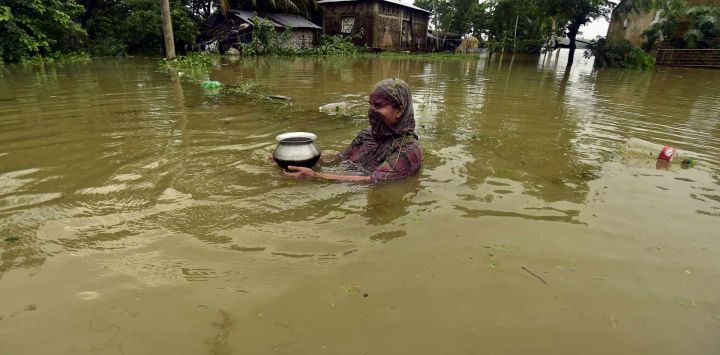 Imagen de una mujer caminando a través del agua de la inundación, en el distrito de Cox's Bazar, Bangladesh. Las inundaciones que han devastado zonas de Bangladesh durante cerca de una semana han ocasionado la muerte de 51 personas, informó un alto funcionario.