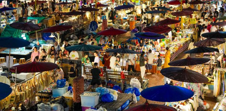 Imagen de una vista del Mercado Nocturno Starlight, en Jinghong, en la provincia de Yunnan, en el suroeste de China. Con especialidades locales, cultura étnica y diversas opciones de consumo nocturno, este mercado refleja la vitalidad del mercado cultural y turístico local.