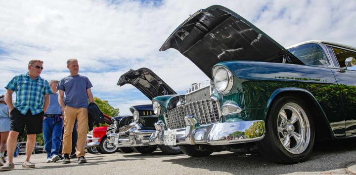 Imagen de visitantes observando un automóvil modificado durante el espectáculo de automóviles de Hot Rod, en Surrey, Columbia Británica, Canadá.