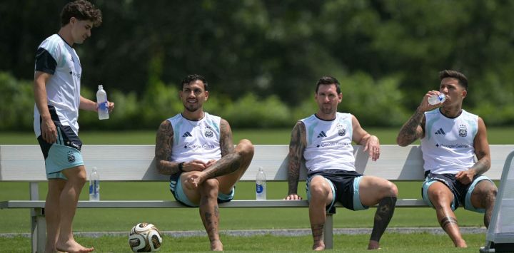 Julián Álvarez, Leandro Paredes, Lionel Messi y Enzo Fernández participan en una sesión de entrenamiento en el Centro de Entrenamiento del Atlanta United en Marietta, Georgia, antes de la final del Mundial de Fútbol de 2026 entre España y Argentina.