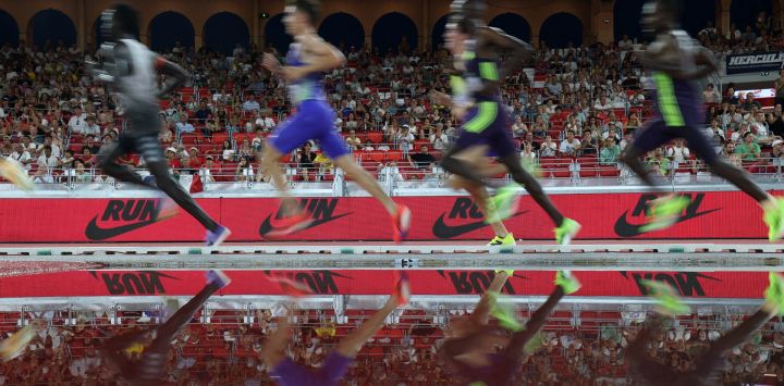 Los atletas compiten en la prueba de 5000 metros masculinos durante la reunión de atletismo de la Liga Diamante en el Estadio Luis II de Mónaco.