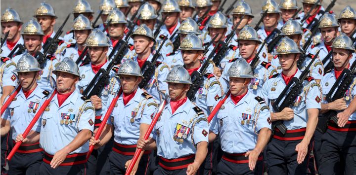 Miembros del cuerpo de bomberos de París desfilan durante el desfile militar anual del Día de la Bastilla en la avenida de los Campos Elíseos de París, Francia.