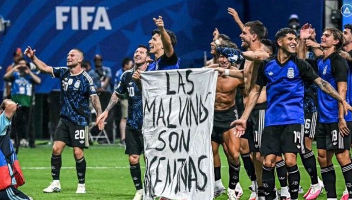 Se conoció la historia detrás de la bandera de Malvinas que la Selección Argentina mostró luego de vencer a Inglaterra en el Mundial 2026