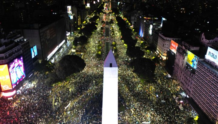 Los argentinos desbordan las calles tras vencer a Inglaterra en histórica semifinal del Mundial 2026