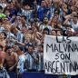 El detrás de escena de la bandera de Malvinas que recibió la Scaloneta y el mensaje de Nicolás Tagliafico