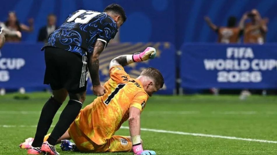 Cuti Romero y el arquero inglés Jordan Pickford