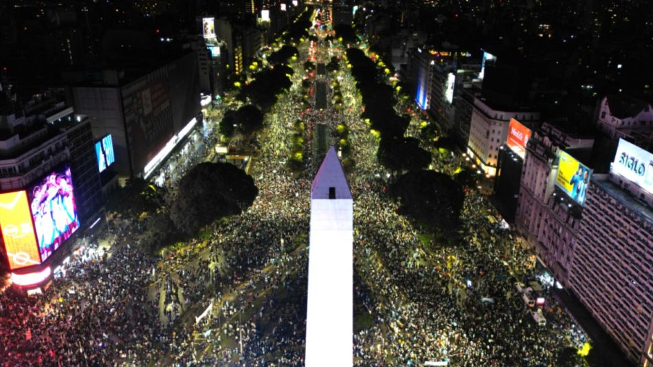 los aficionados celebran la victoria de Argentina sobre Inglaterra en el partido de semifinales de la Copa Mundial de la FIFA 2026, frente al Obelisco en Buenos Aires, el 15 de julio de 2026