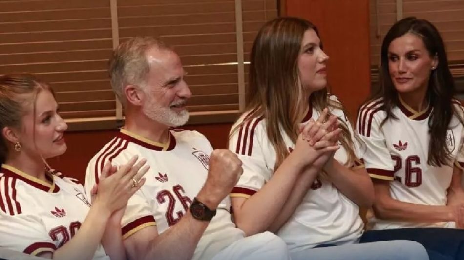 Los reyes Felipe VI y Letizia, junto con la princesa Leonor y la infanta Sofía