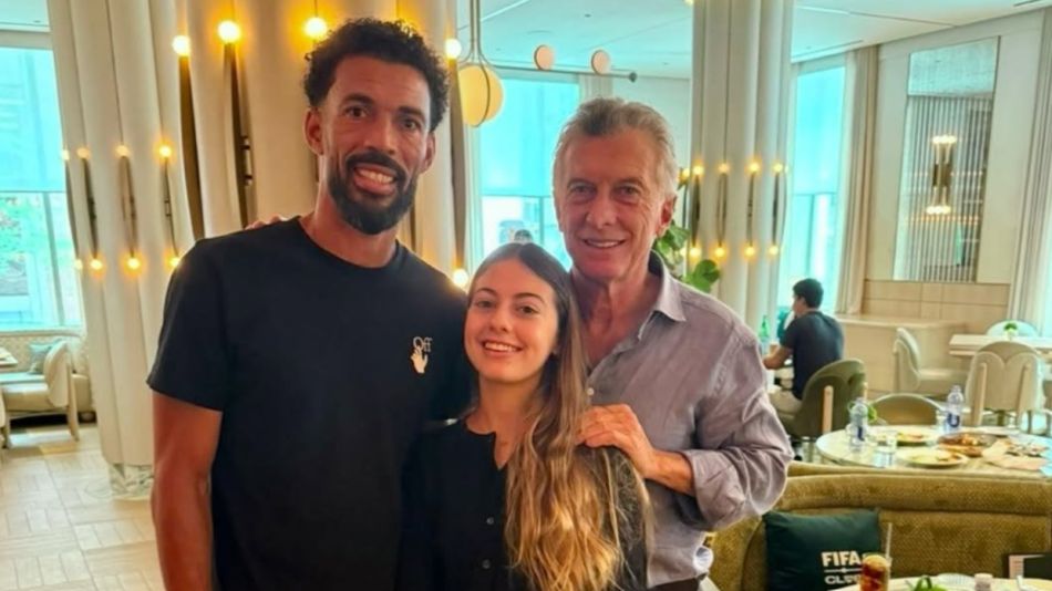 Mauricio Macrio con su hija Antonia Macri y Vozinha, arquero de Cabo Verde