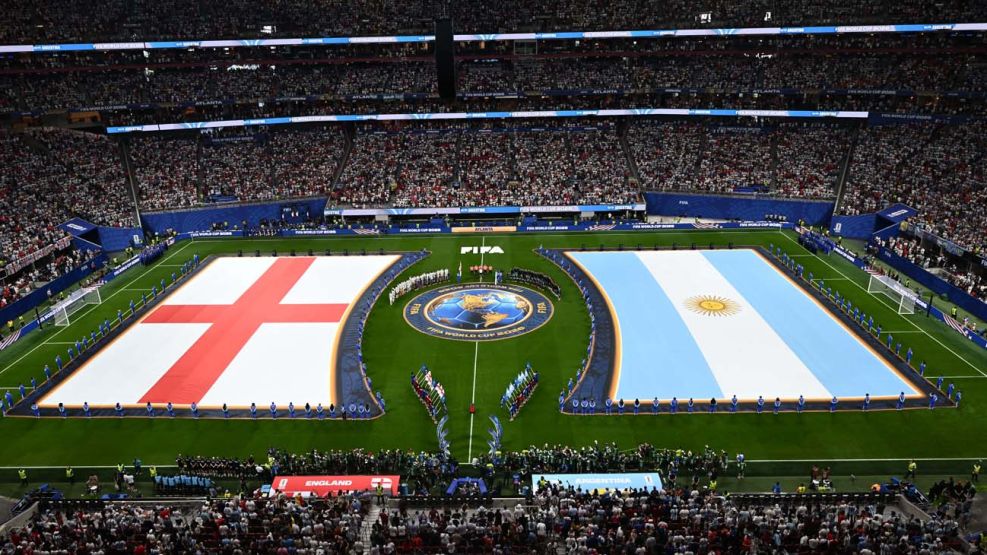 Argentina a la final del Mundial. Pantallazos de una fiesta inolvidable por la victoria ante Inglaterra, que incluyó una bandera "Las Malvinas son argentina".