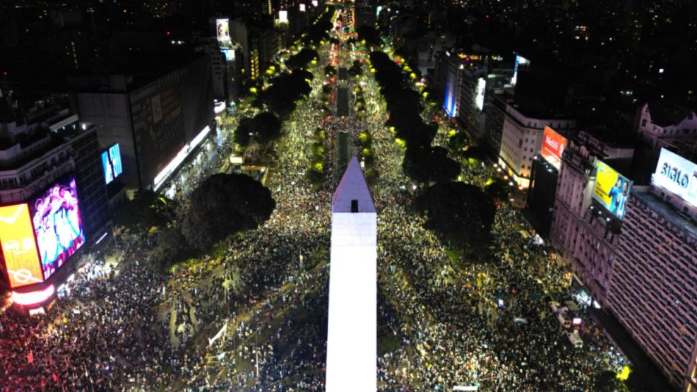 los aficionados celebran la victoria de Argentina sobre Inglaterra en el partido de semifinales de la Copa Mundial de la FIFA 2026, frente al Obelisco en Buenos Aires, el 15 de julio de 2026