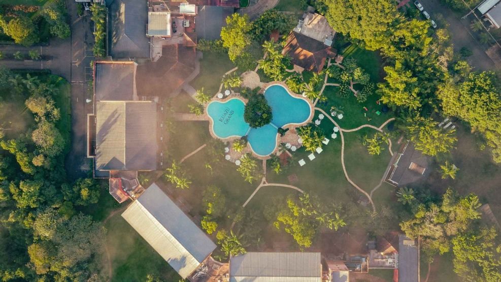 Vacaciones de invierno en Iguazú: familias disfrutando de los jardines de Iguazú Grand