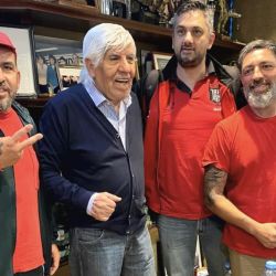 Hugo Moyano con trabajadores. | Foto:Cedoc