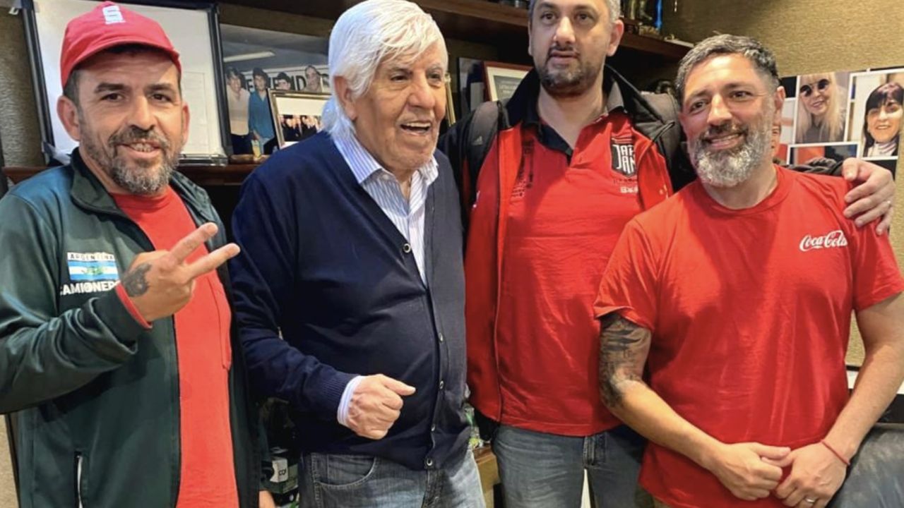 Hugo Moyano con trabajadores. | Foto:Cedoc