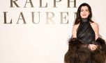 Looks de invierno con capas inspirados en Anne Hathaway para sobrellevar el frío con estilo