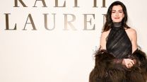 Looks de invierno con capas inspirados en Anne Hathaway para sobrellevar el frío con estilo
