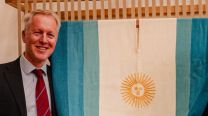 El Embajador británico David Cairns