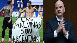 Los jugadores de la selección con la bandera de Malvinas e Infantino 16072026