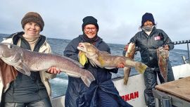 Además de los clásicos besugos, especie que suele dominar las capturas durante esta época del año, la jornada entregó una excelente variedad de peces. Salmones de muy buen porte, aparición de un interesante cardumen de meros y hasta algún lenguado.