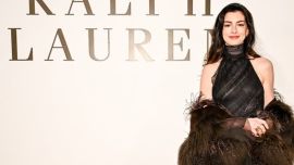 Looks de invierno con capas inspirados en Anne Hathaway para sobrellevar el frío con estilo