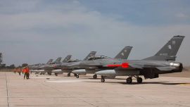 La segunda tanda de aviones de caza F-16 despegó hacia Argentina tras la oficialización del Ministerio de Defensa