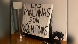 Apareció el creador de la bandera "Las Malvinas son argentinas" y contó cómo le llegó a los jugadores de la Selección