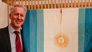 El Embajador británico David Cairns