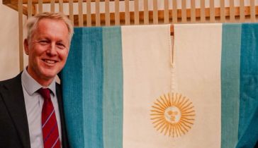 El Embajador británico David Cairns