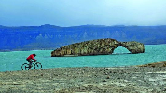 Lago Posadas en bike: por donde el viento todavía manda